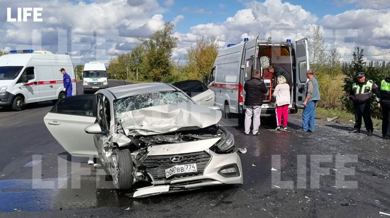 Два ребёнка и четверо взрослых пострадали в жёстком столкновении легковушек под Воронежем