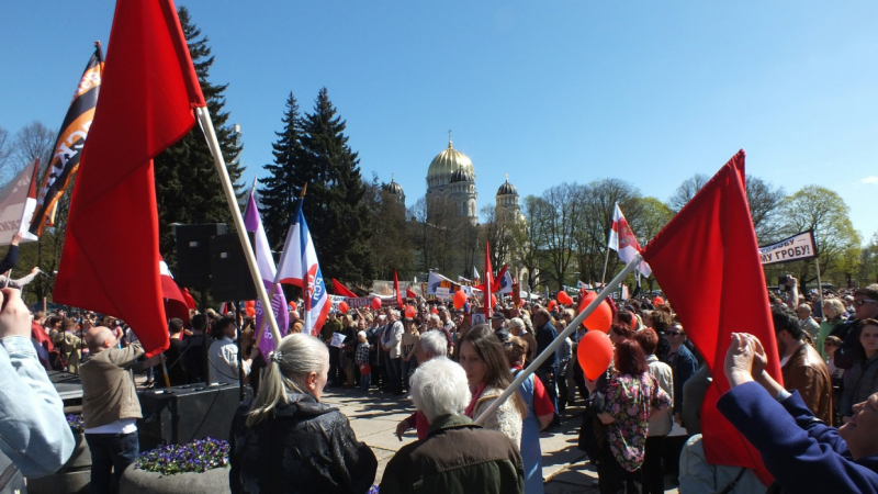 Митинг против обязательной вакцинации от COVID-19 прошел в Риге