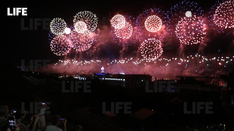 Праздничный салют прогремел в ночном небе Нижнего Новгорода в честь 800-летия города