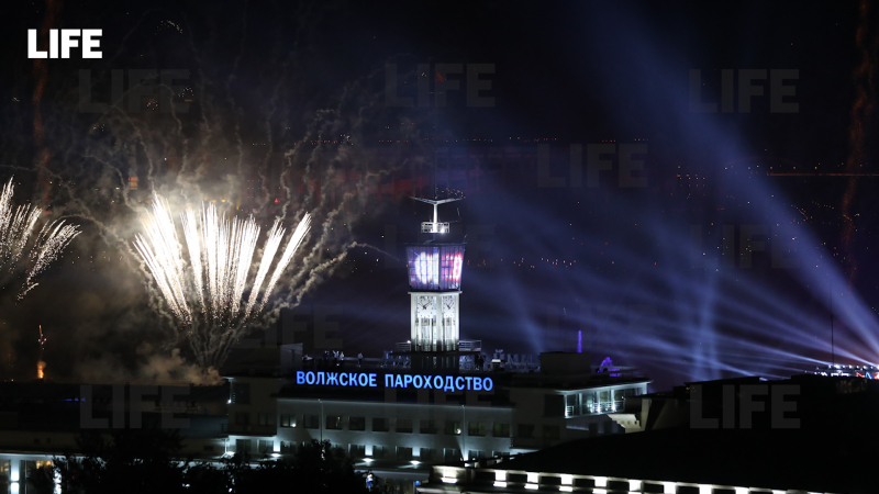 Праздничный салют прогремел в ночном небе Нижнего Новгорода в честь 800-летия города