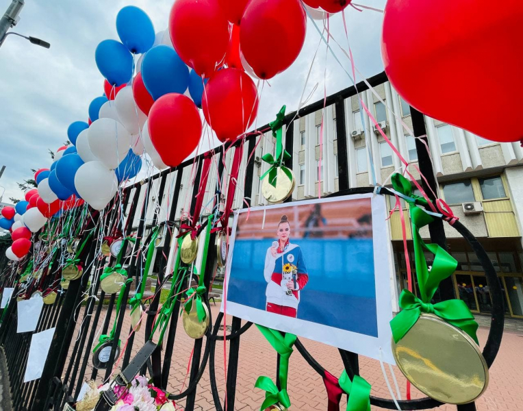 У здания ОКР в Москве прошёл флешмоб в поддержку Дины Авериной