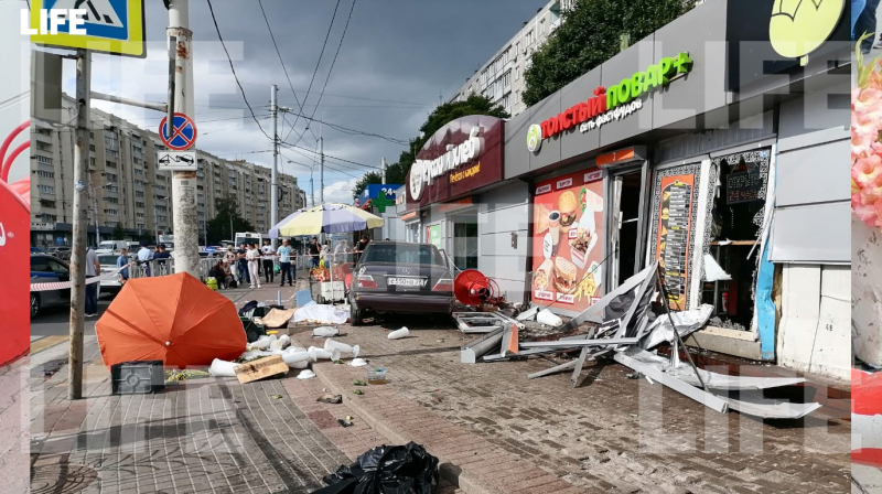 В Калининграде Mercedes на большой скорости влетел в мини-рынок, один человек погиб