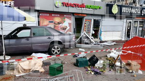 В Калининграде Mercedes на большой скорости влетел в мини-рынок, один человек погиб