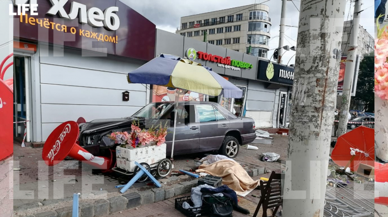 В Калининграде Mercedes на большой скорости влетел в мини-рынок, один человек погиб