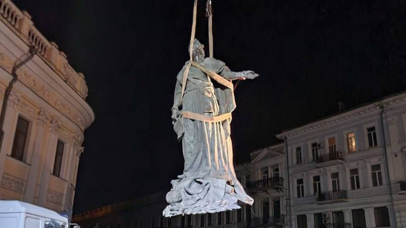 В Одессе демонтировали памятник Суворову