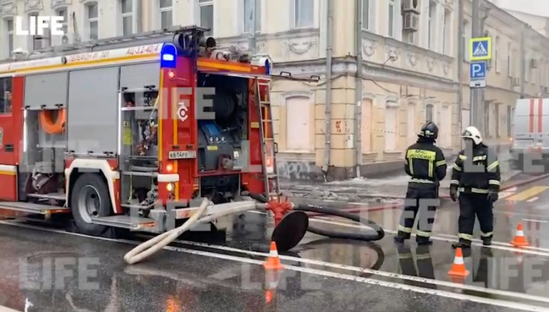 В ресторане "Тарас Бульба" в центре Москвы начался пожар с обрушением конструкций